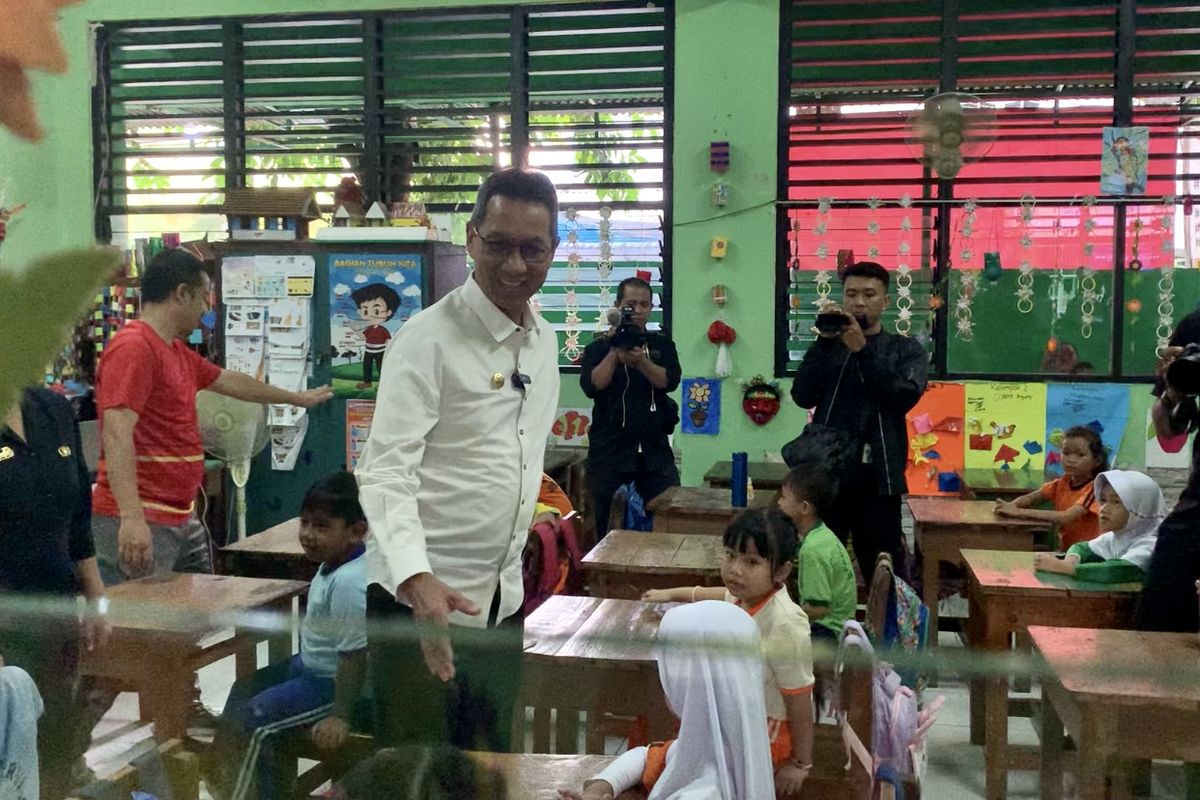 Heru Budi Kunjungi SDN 07 Cideng, Bagi-bagi Kotak Pensil dan Buku Tulis