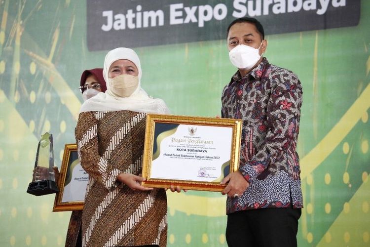 Wali Kota Surabaya Eri Cahyadi menerima penghargaan Peduli Ketahanan Pangan 2022 dalam kategori Bidang Pemanfaatan Ruang Terbuka Hijau.