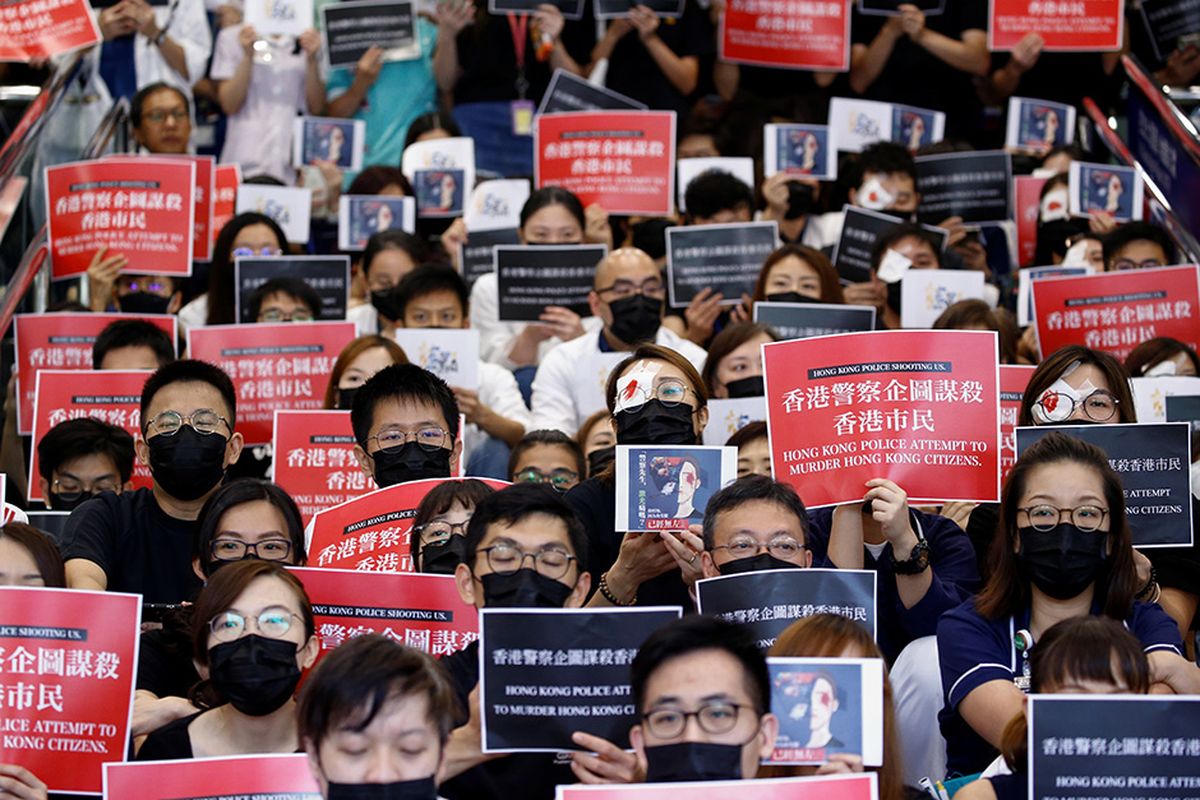 Staf medis membawa spanduk saat aksi mogok mengutuk kekejaman polisi saat terjadi protes anti-pemerintah baru-baru ini, di Rumah Sakit Queen Elizabeth di Hong Kong, China, Selasa (13/8/2019). Demo Hong Kong berlangsung intens dalam dua bulan terakhir dan berujung ricuh sejak UU Ekstradisi yang kontroversial mulai mendapat penolakan dari masyarakat.