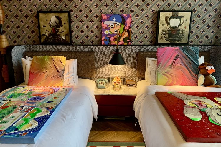 Dalam rangka merayakan World Art Day pada 15 April, 25hours Hotel Jakarta The Oddbird
menghadirkan Room Art Fair 2026, sebuah pengalaman pameran seni yang membawa karya langsung ke dalam ruang paling personal, kamar hotel. Room Art Fair 2026 berlangsung pada 16-19 April yang melibatkan 13 galeri seni di Indonesia.