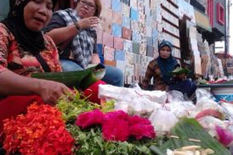 Pedagang bunga tabur salah satu bisnis tiban, mendadak menjamur menjelang ramadhan. (Dani J)