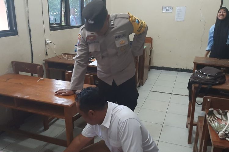 LOKASI LEDAKAN--Anggota Polsek Slahung mengecek lokasi ledakan handphone didalam kelas XII, SMKN 1 Slahung, Kabupaten Ponorogo, Jawa Timur, Rabu (18/1/2023).
