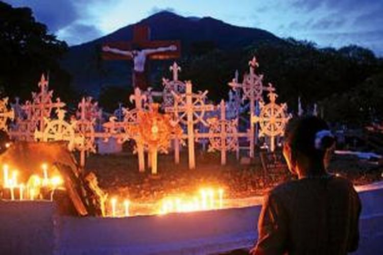 Mama Antonela memasang lilin di monumen kuburan kota. Menjelang hari raya Natal, Paskah, dan Pantekosta, penduduk Larantuka mengunjungi permakaman untuk berziarah. 