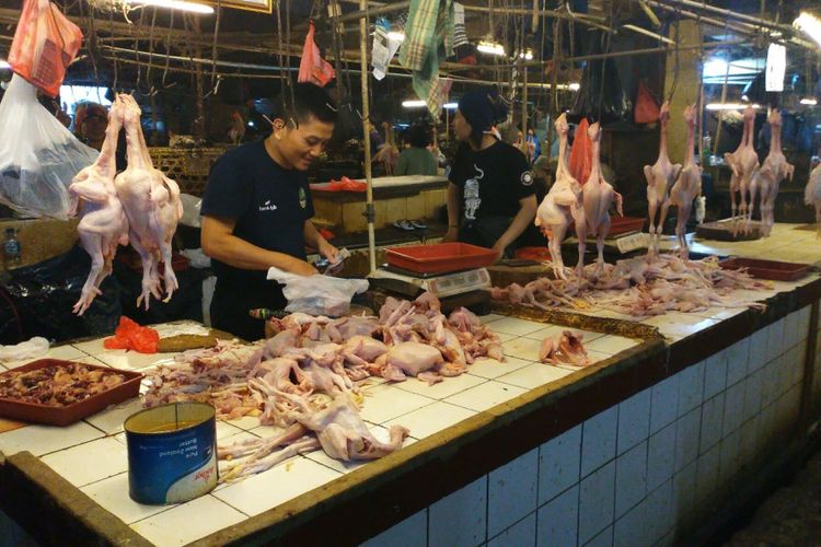Penjual ayam potong di Pasar Kosambi, Kota Bandung. Harga ayam potong di wilayah Bandung Raya terus naik mencapai Rp 40.000 per kilogram.