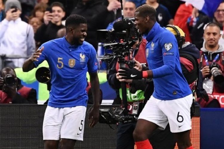 Samuel Umtiti merayakan golnya bersama Paul Pogba pada pertandingan Perancis vs Islandia di Stade de France dalam babak kualifikasi Piala Eropa 2020, 25 Maret 2019. 