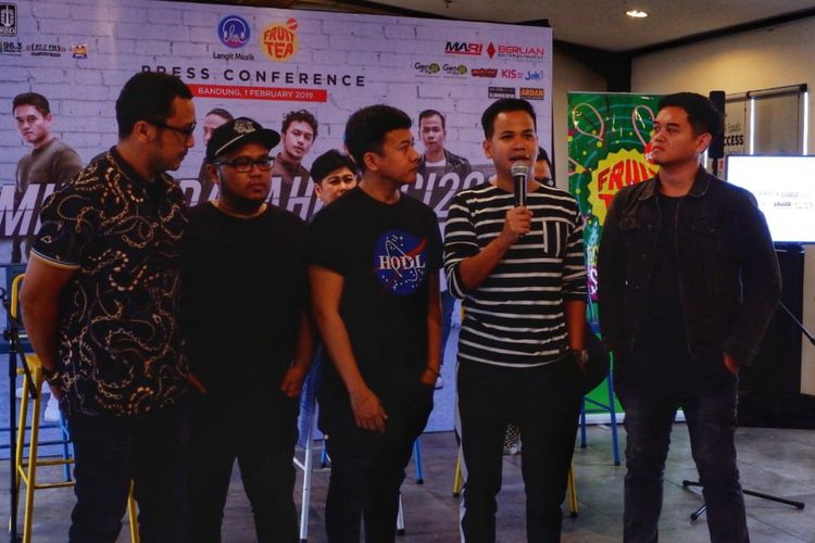 Nidji tengah mencari vokalis baru. Dari ribuan yang mendaftar, terpilih 10 kandidat yang rencananya akan tampil langsung besok di Bandung sekaligus dipilih satu pemenang.
