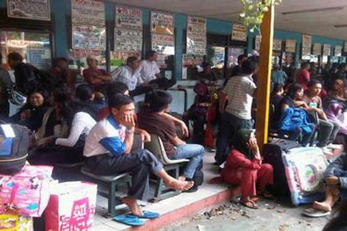 Pemudik mulai padati Terminal Kalideres, Jakarta Barat.