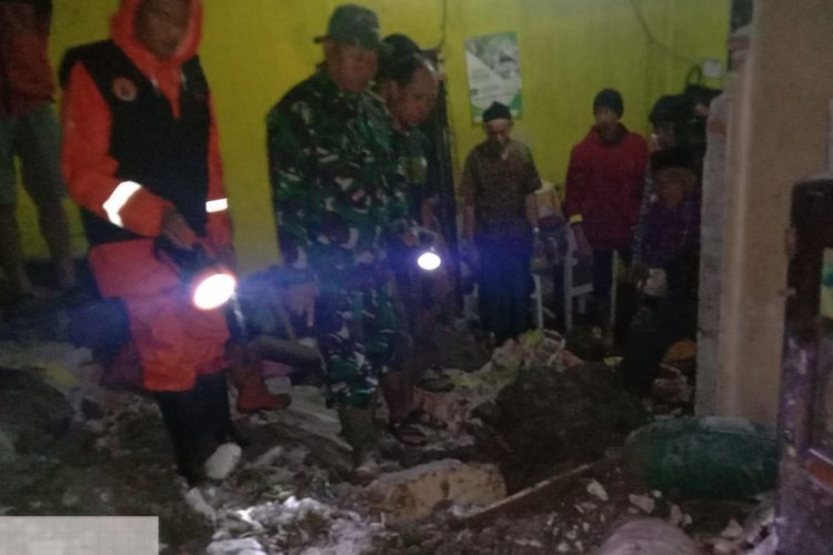 Muspika Kecamatan Ngantang melihat kondisi rumah warga Desa Dusun Ganten, Desa Tulungrejo, Kecamatan Ngantang, Kabupaten Malang yang tertimpa longsor, Senin (27/2/2023) kemarin.