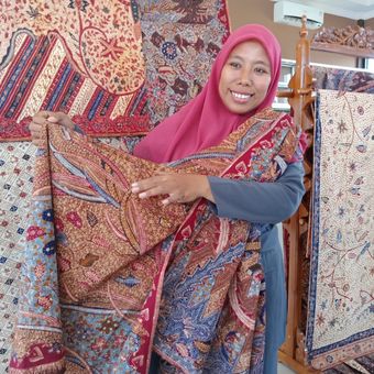 Miftakhutin (40), pewaris Sentra Batik Rifaiyah sedang menunjukan batik khas Batik tiga negara, di sentra batik Rifaiyah, Rabu (2/5/2018).