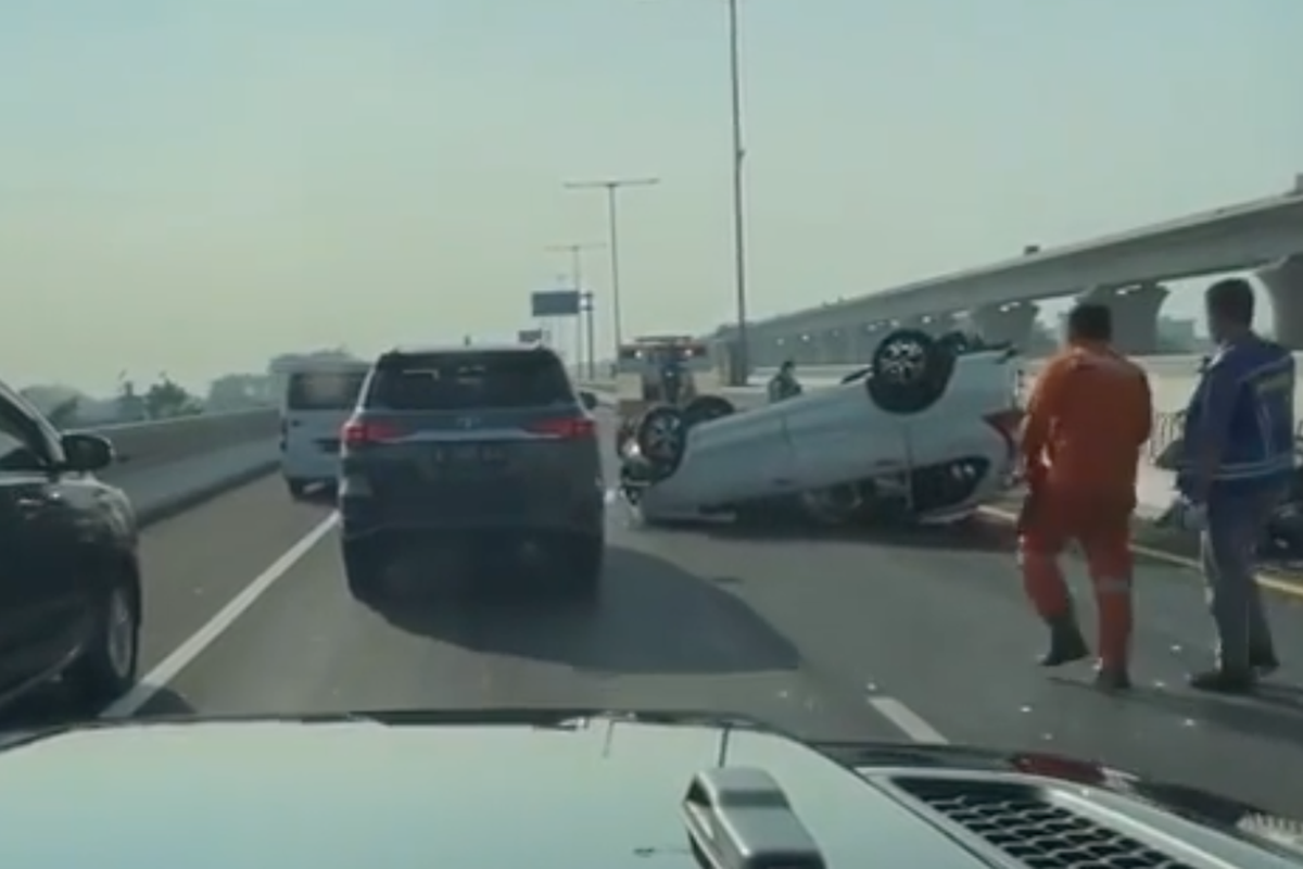 Toyota Calya terbalik di Tol Layang MBZ akibat pecah ban