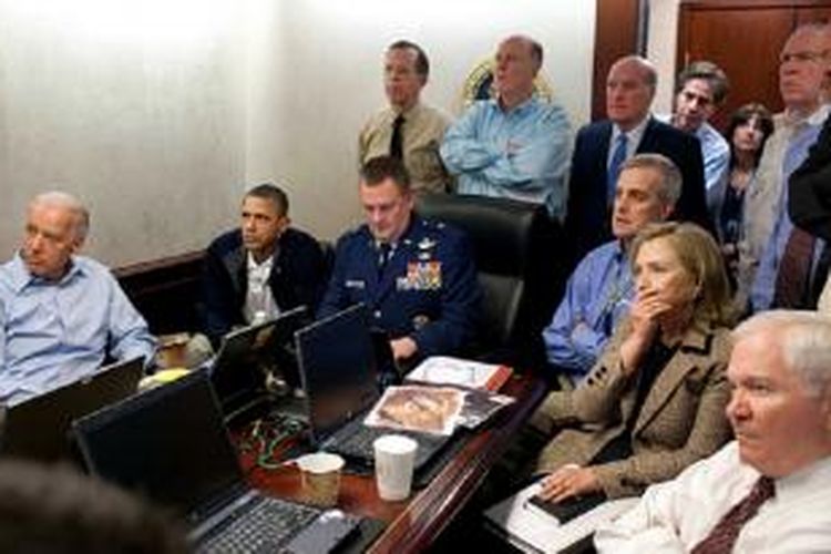 Presiden Barack Obama dan para anggota tim keamanan nasional AS di Situation Room di Gedung Putih saat menerima perkembangan terbaru dari misi penyerbuan di tempat tinggal Osama bin Laden di Pakistan tahun 2011. 