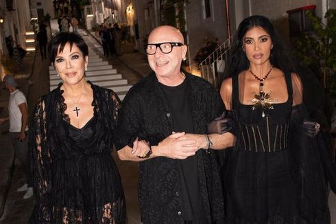 Kim Kardashian dan Kris Jenner Kompak Bergaya Gotik di Show Dolce & Gabbana