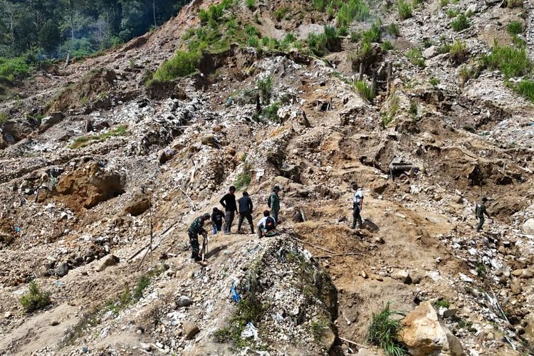 Tanah seluas 4 hektare rusak karena tambang emas ilegal di  Taman Nasional Lore Lindu, Sulawesi Tengah. 