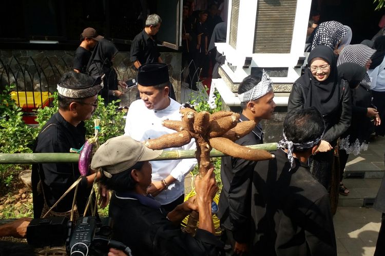 Bupati Purwakarta Dedi Mulyadi bersama istri, Anne Ratna Mustika, berdiri di depan gerbang rumah dinas Bupati Purwakarta. Keduanya menerima para tamu yang antre bergantian hanya untuk bersalaman dan bercengkrama.