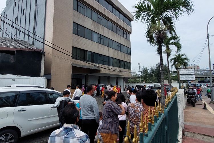 Sejumlah karyawan di Gedung Berca, Slipi, Jakarta Barat, mengevakuasi diri dengan keluar dari gedung, Jumat (14/1/2022) sore.
