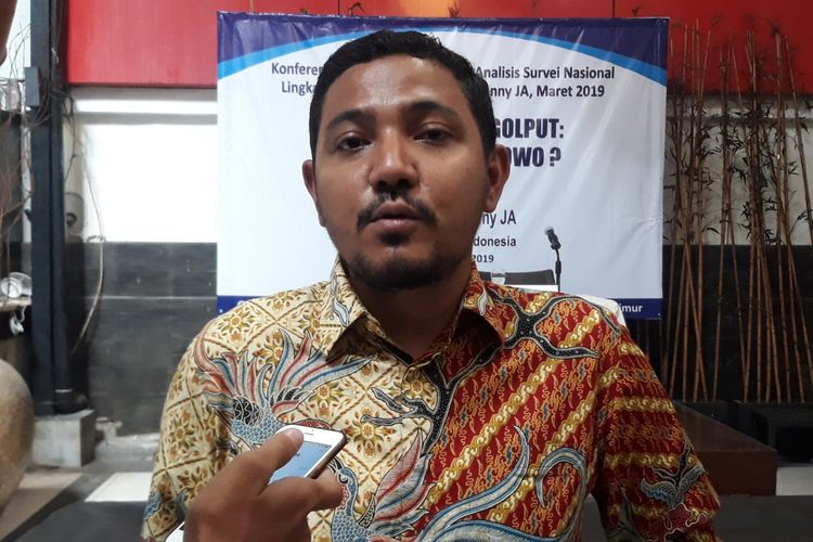 Peneliti LSI Ikrama Masloman dalam jumpa pers di Kantor LSI, Jakarta, Selasa (19/3/2019).