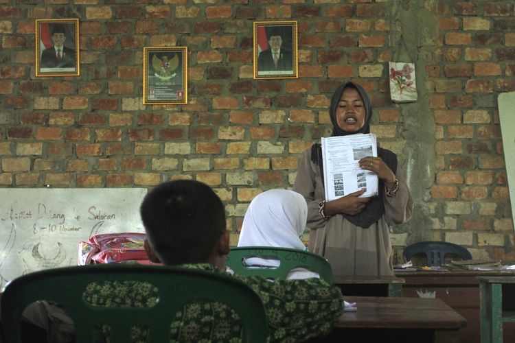 Siti Komariah (29) guru tunggal SD Muhammadiyah 4Filial Kabupaten Banyuasin,Sumatera Selatan ketika memberikan penjelasan kepada para muridnya.