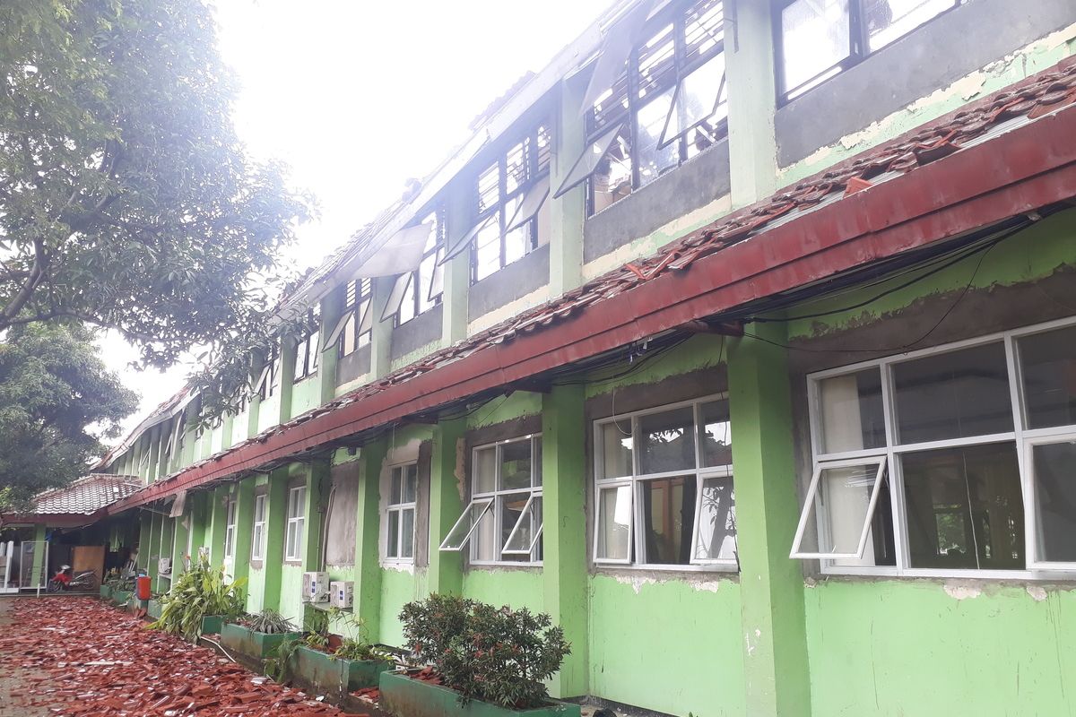 Bangunan 8 ruang kelas SMKN 24 Jakarta, Cipayung, Jakarta Timur, rusak berat, Jumat (21/2/2020).