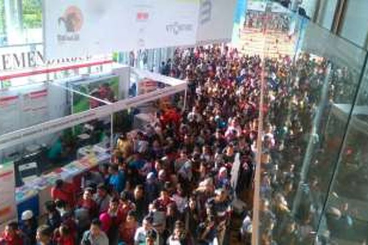 Antrean pada pintu masuk pameran buku internasional Big Bad Wolf yang diselenggarakan di Indonesia Convention Exhibition (ICE) BSD. Acara ini diselenggarakan mulai 30 April 2016 sampai 9 Mei 2016.