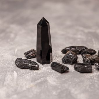 Ilustrasi kristal black obsidian yang diyakini mampu mengusir energi negatif.