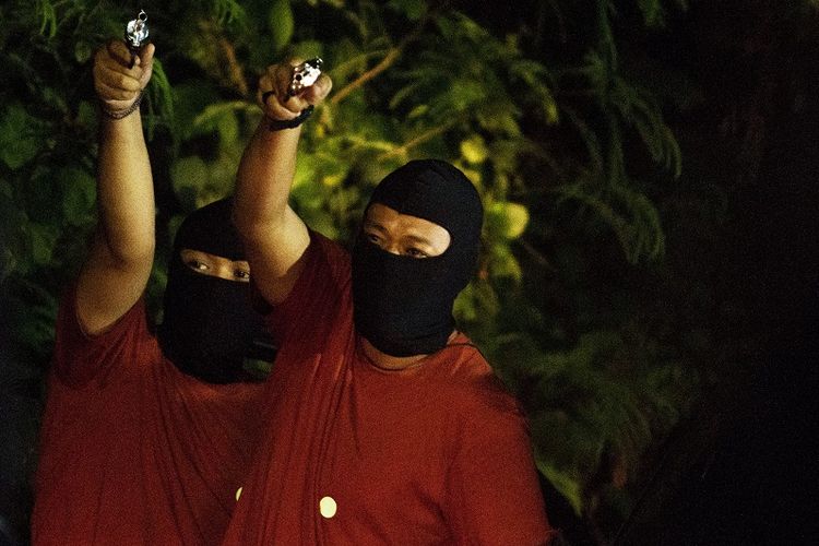 Members of the Indonesian National Police's Criminal Investigation Division or Bareskrim reconstruct the killing of FPI members at a toll road outside Jakarta on Monday (14/12/2020). ANTARA FOTO/M Ibnu Chazar/aww.