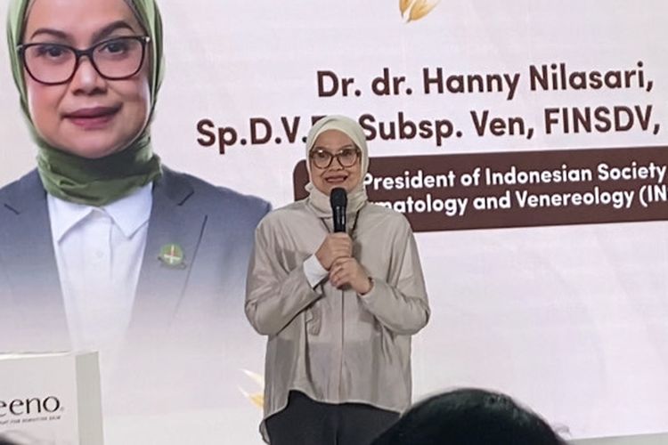 Dr. Hanny Nilasari, President of Indonesian Society of Dermatology and Venereology (ISDV), pada acara Aveeno Dermexa Launch: Your Skin?s OAT-standing Companion di Habitate, Jakarta Selatan, Rabu (28/5/2025).