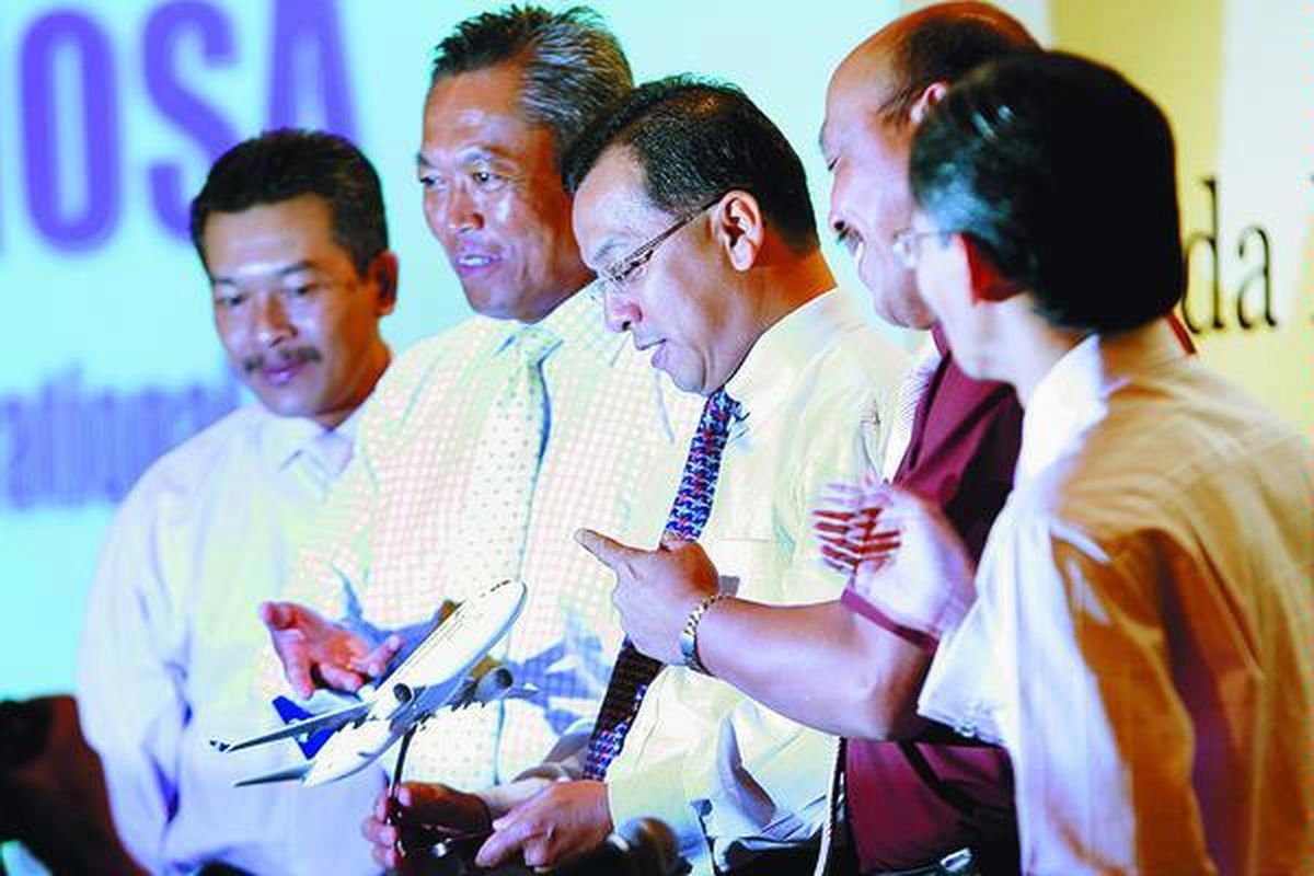 Direktur Utama Garuda Indonesia Emirsyah Satar (tengah) bersama jajaran manajemen Garuda sebelum menyampaikan keterangan soal IATA Operational Safety Audit (IOSA) yang diperoleh Garuda, Kamis (29/5) di Jakarta.  