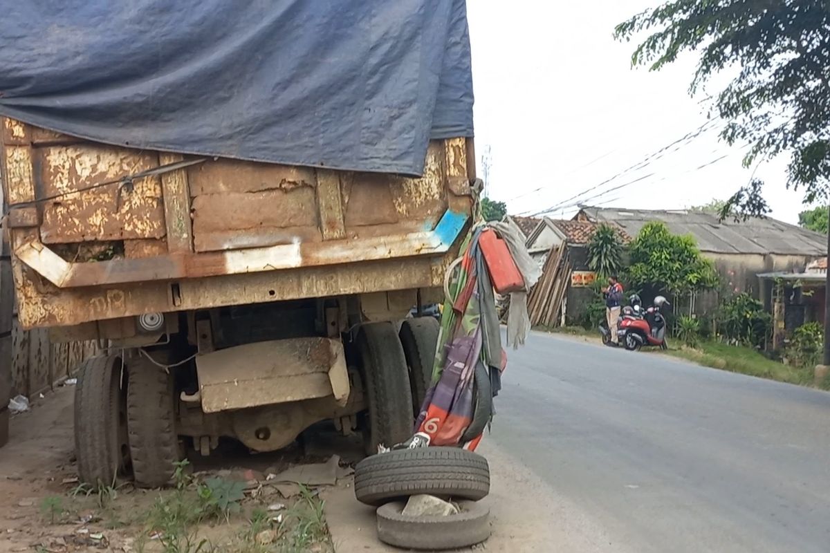 Truk mogok dibiarkan terbengkalai di Jalan Raya Legok-Karawaci, Bojong Nangka, Kelapa Dua, Kabupaten Tangerang.