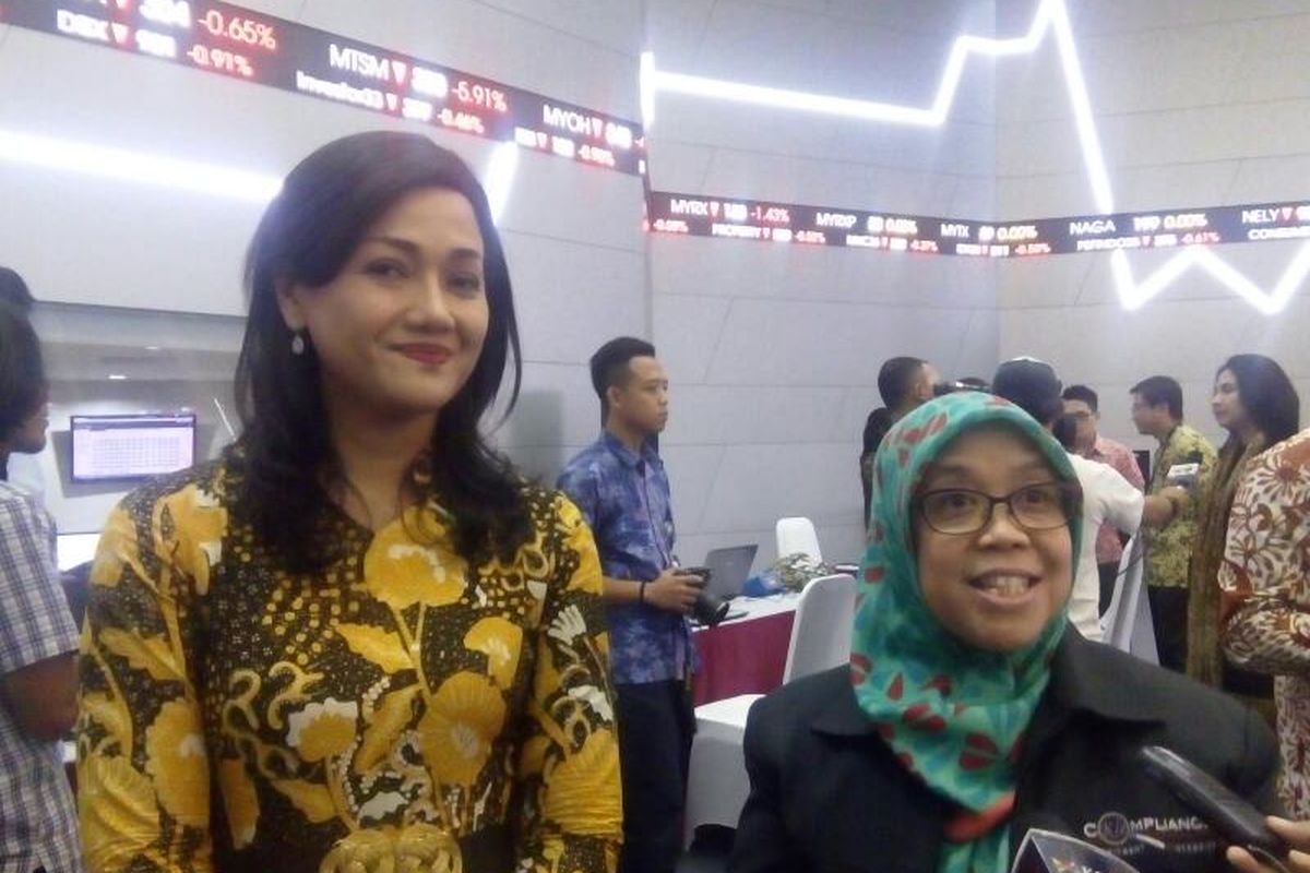 Direktur Utama PT Kustodian Sentral Efek Indonesia (KSEI) Frederica Widyasari Dewi (kiri) didampingi Direktur Pengawasan Lembaga Efek Otoritas Jasa Keuangan Agus Saptarina, di Jakarta, Kamis (6/4/2017).