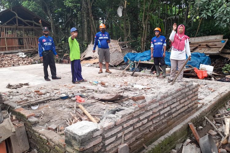 Rumah warga Jember  yang ambruk saat hujan deras pada Rabu (26/10/2022) 