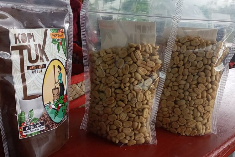 Kelompok Usaha Bersama (KUBe) Suka Maju, Desa Colol, Kecamatan Lambaleda Timur, Kabupaten Manggarai Timur, NTT memproduksi Kopi Tuk atau Tumbuk Colol-Tobo dengan cita rasa asli, Sabtu, (22/5/2021). (KOMPAS.com/MARKUS MAKUR)