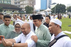 Momen Hangat, Anies dan Didit Prabowo Swafoto Usai Shalat Id di Masjid Al-Azhar 