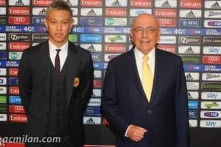 Gelandang anyar AC Milan, Keisuke Honda (kiri) bersama Wakil Presiden Adriano Galliani. 