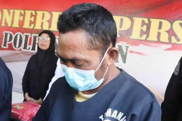 Sosok AY (45), pria asal Gresik yang mengaku sebagai anggota intel dan perdaya ibu muda di Tuban. 