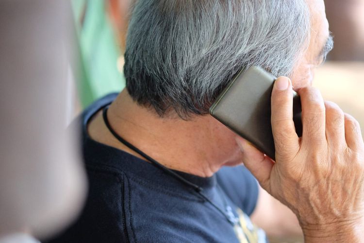 Pria Paruh Baya Pesan Makan Sambil Terus Putar Voice Note, Ternyata Rindu Diingatkan Istri yang Telah Tiada