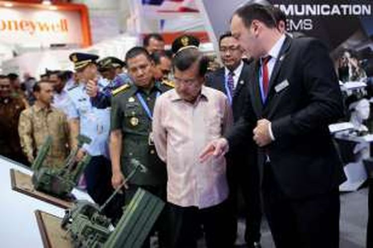 Wakil Presiden Jusuf Kalla saat meninjau pameran Indo Defence 2016 Expo & Forum di JIExpo Kemayoran, Jakarta Pusat, Rabu (2/11/2016). Perhelatan pameran alat pertahanan dari dalam dan luar negeri kali ini diikuti 174 delegasi resmi dari negara sahabat dan 6 Menteri Pertahanan.