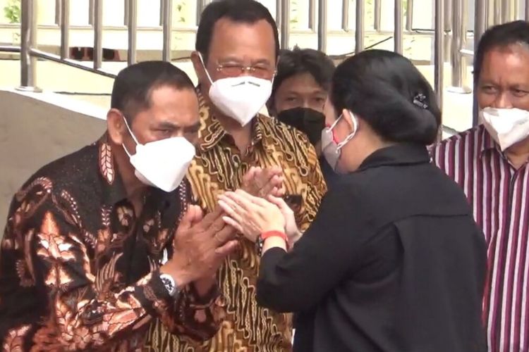 Ketua DPR RI Puan Maharani bertemu Ketua DPC PDIP Solo FX Hadi Rudyatmo dalam peresmian Pasar Legi Solo, Jawa Tengah, Kamis (20/1/2022).