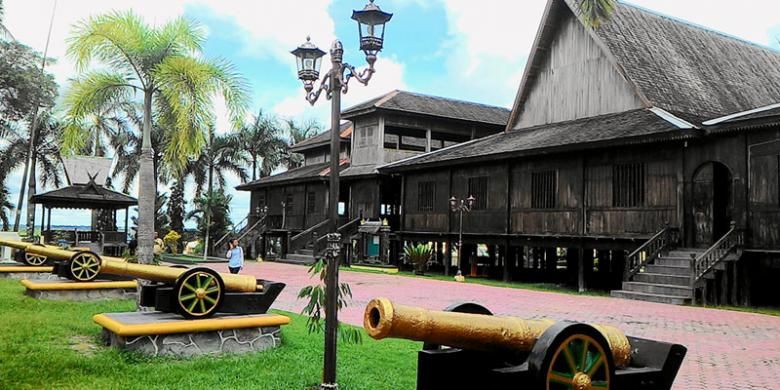 Istana Indrasari Karaton Lawang Kuning Bukit Indra Kencana (Istana Kuning) di Pangkalan Bun, Kotawaringin Barat, Kalimantan Tengah.