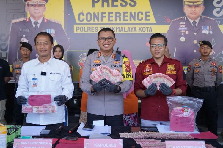 Polisi menunjukkan barang bukti uang palsu di Markas Polres Tasikmalaya Kota, Jawa Barat, Kamis (1/2/2024). 
