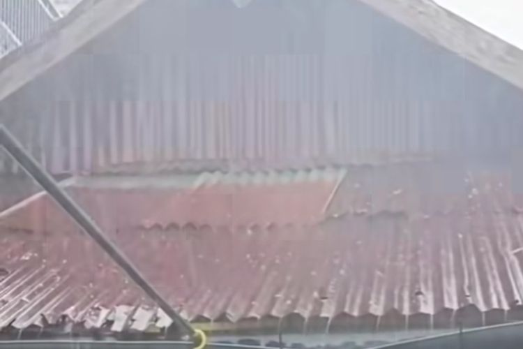 Tangkapan layar video warga yang menunjukkan hujan es di wilayah Kabupaten Tabanan, Provinsi Bali,  pada Jumat (1/11/2024) siang. 