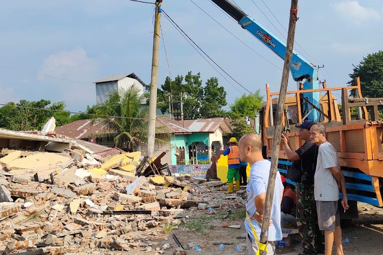 Tumpukan material 7 ruko yang roboh di Desa Tandam Hulu II, Kecamatan Hamparan Perak, Kabupaten Deli Serdang, Sumatera Utara, Jumat (25/8/2023)