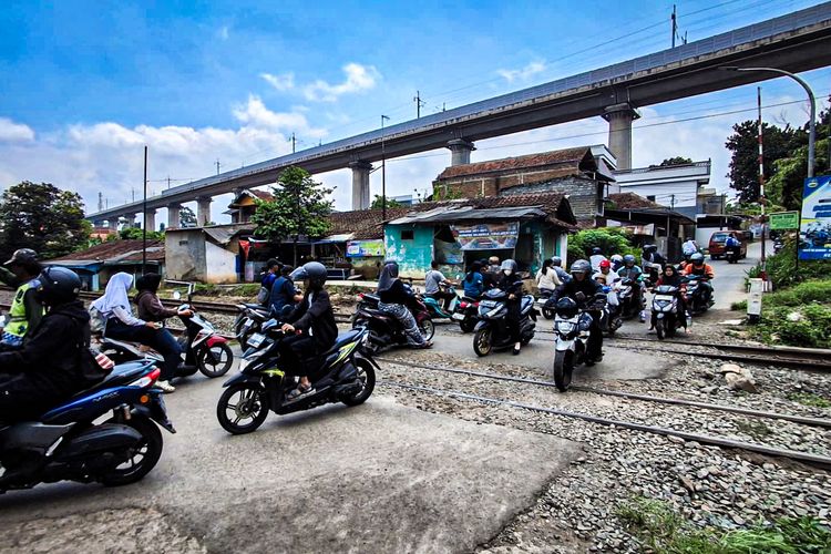 Pelintasan sebidang di Desaa Cilame, Kecamatan Ngamprah, Kabupaten Bandung Barat (KBB), Jawa Barat, Kamis (30/4/2026).