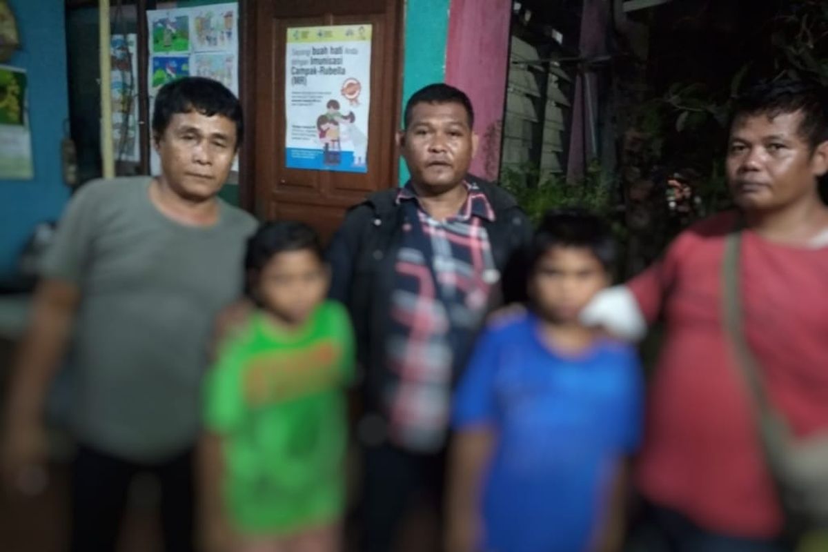 Del Piero (baju hijau) saat ditemukan Dian Kristian, ayah kandungnya di daerah Klender, Jakarta Timur, Sabtu (12/10/2019).