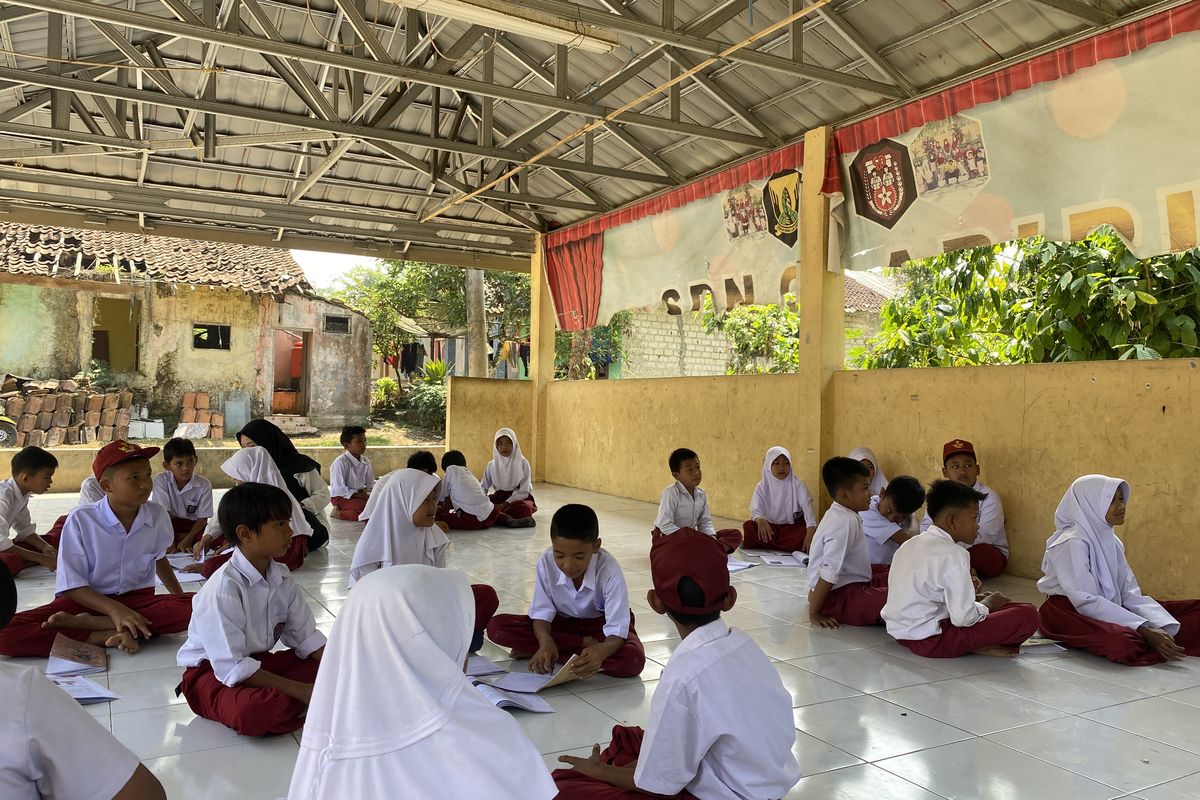 Para siswa kelas V di SDN Ciaripin terpaksa belajar di panggung kreasi akibat kondisin kelas yang rusak. Rabu (21/8/2024)