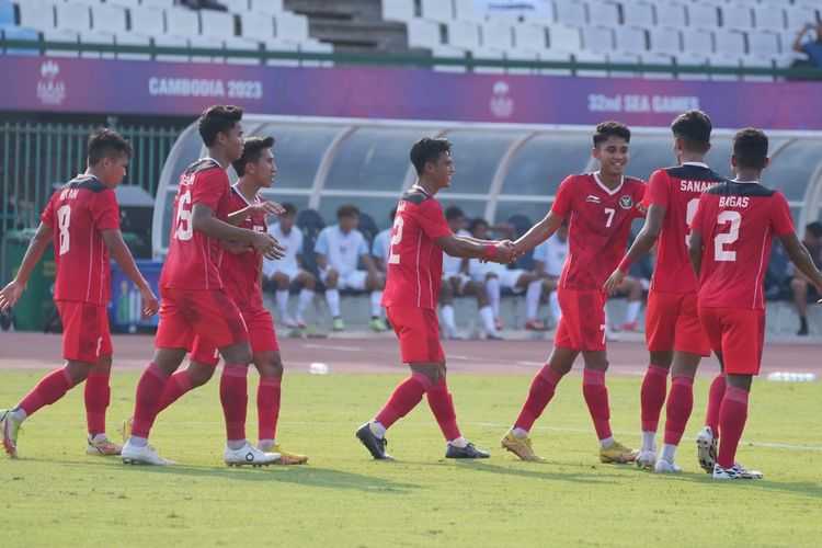 Para pemain timnas U22 Indonesia merayakan gol ke gawang Myanmar dalam laga lanjutan fase grup sepak bola SEA Games 2023 Kamboja. Laga timnas U22 Indonesia vs Myanmar berlangsung di Stadion Nasional Olimpiade, Phnom Penh, Kamboja, pada Kamis (4/5/2023) sore WIB.