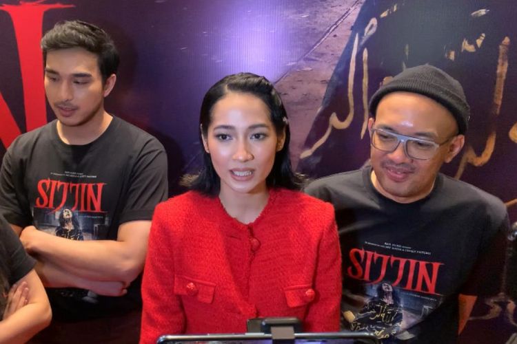 Aktris Niken Anjani (berbaju merah) menghadiri gala premiere film Sijjin di Epicentrum, Jakarta Selatan, Selasa (7/11/2023).