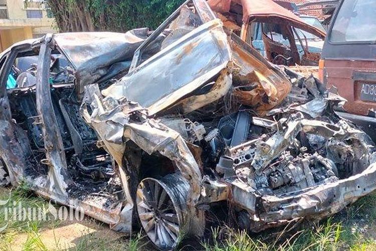 Honda Jazz yang Terbakar di Tol Sragen-Ngawi KM 542.400A, tepatnya di Dukuh Prandegan, RT 11, Desa Bumiaji, Kecamatan Gondang, Kabupaten Sragen. 