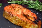 Tips Masak Ikan Salmon agar Tak Hancur, Praktis Pakai di Teflon Biasa