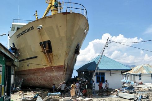 BERITA FOTO: Kampung Wani Donggala Luluh Lantak, Kapal Pun Terdampar ke Daratan