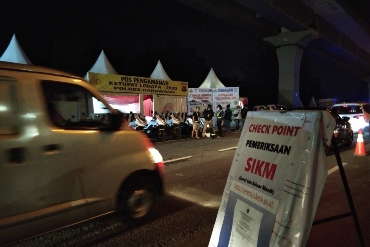 Sejumlah kendaraan tengah mengantre di pos check point dan pemeriksaan SIKM DKI Jakarta di tol Japek kilometer 47 B, Minggu (25/5/2020).